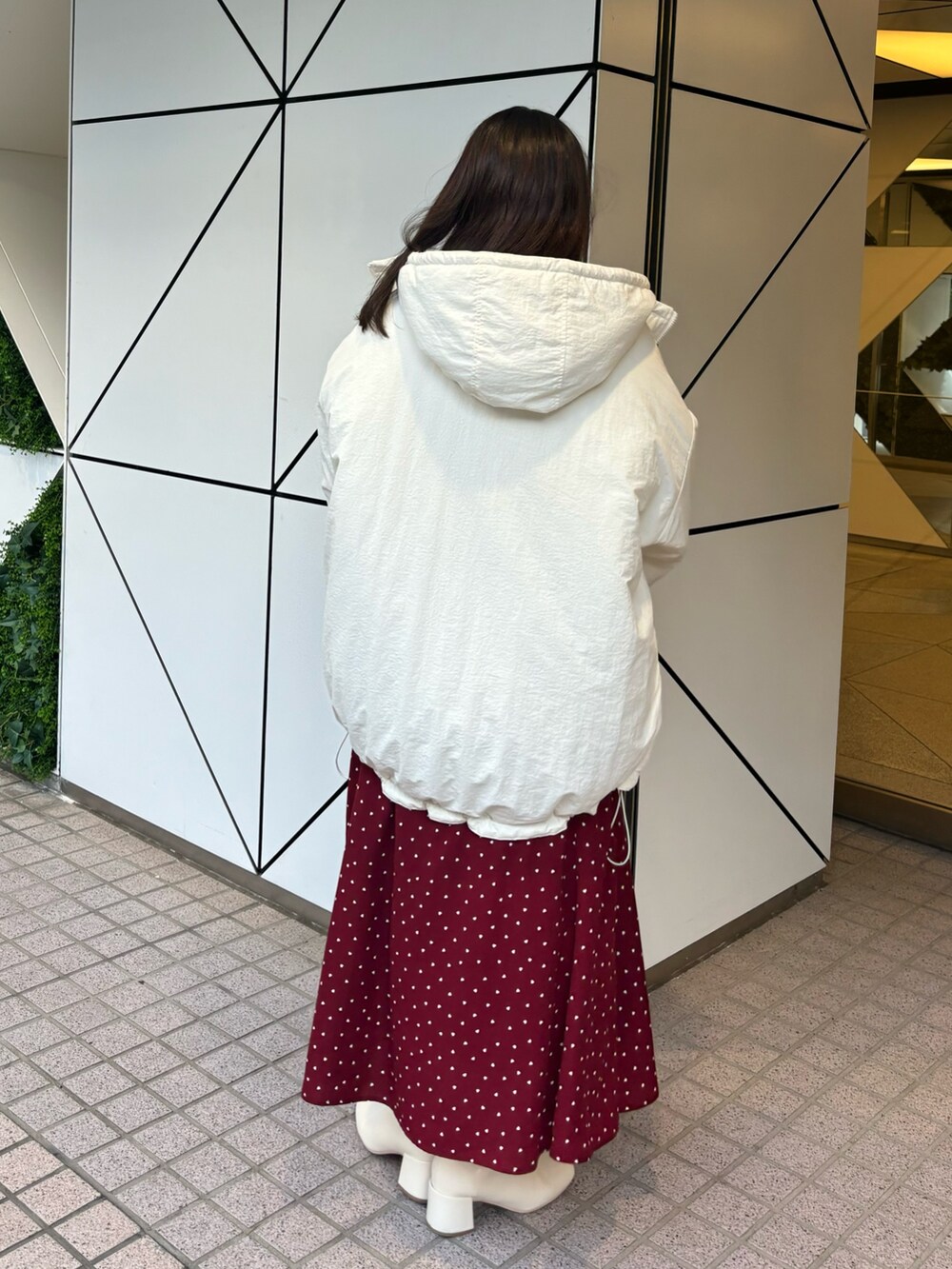 「休日スタイル」｜「one after another NICE CLAUPのモンスターパーカーオーバーサイズブルゾン（ブルゾン、ホワイト系）」を使った、るなさん（レディース・158cm）の秋コーディネートの4枚目の写真