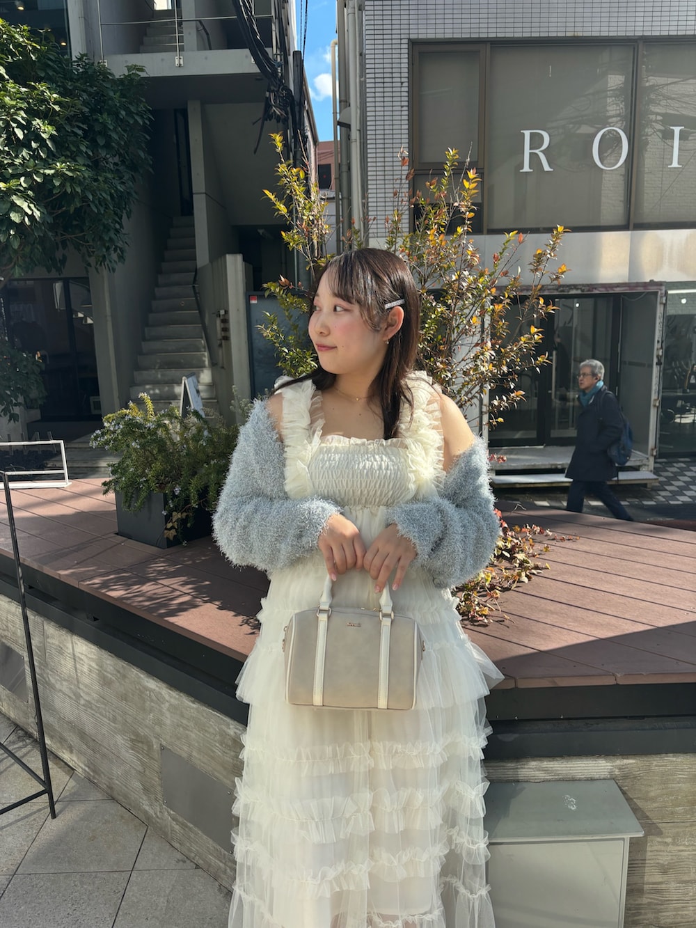 「かんたん!着回しコーデ術、オトナ女子、オトナカワイイ、スカートコーデ、休日コーデ、ハンドバッグ、大人ファッション、フリル、今日のコーデ、ティアードスカート」|「one after another NICE CLAUPの【tulle collection】バックレースアップビスチェ(キャミソール、ホワイト系)」を使った、るなさん(レディース・158cm)の冬コーディネートの2枚目の写真