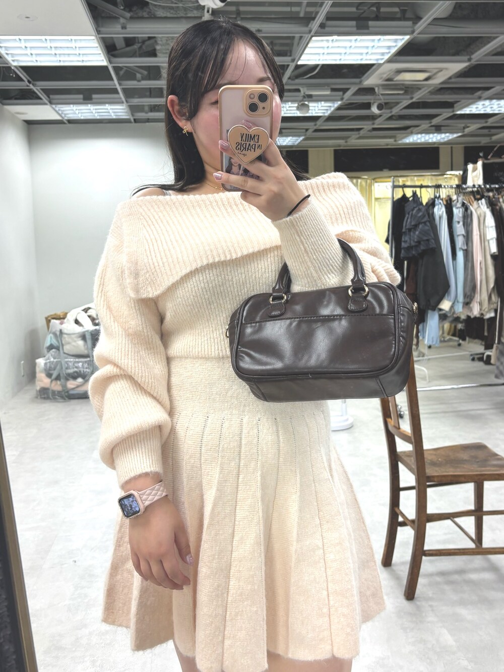「秋っぽコーデ更新中」｜「one after another NICE CLAUPのオフショルプリーツニットワンピース（ワンピース、ピンク系）」を使った、るなさん（レディース・158cm）の秋コーディネートの6枚目の写真