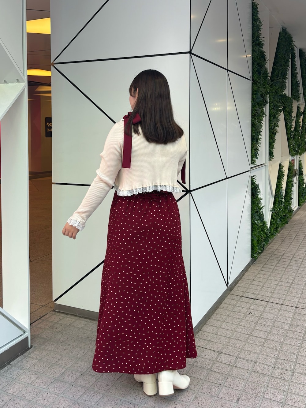 「秋コーデ、テーマパークコーデ」｜「one after another NICE CLAUPの【着痩せ効果抜群】マイナス5キロ見えキャミワンピ/新色登場（ワンピース、レッド系）」を使った、るなさん（レディース・158cm）の秋コーディネートの3枚目の写真