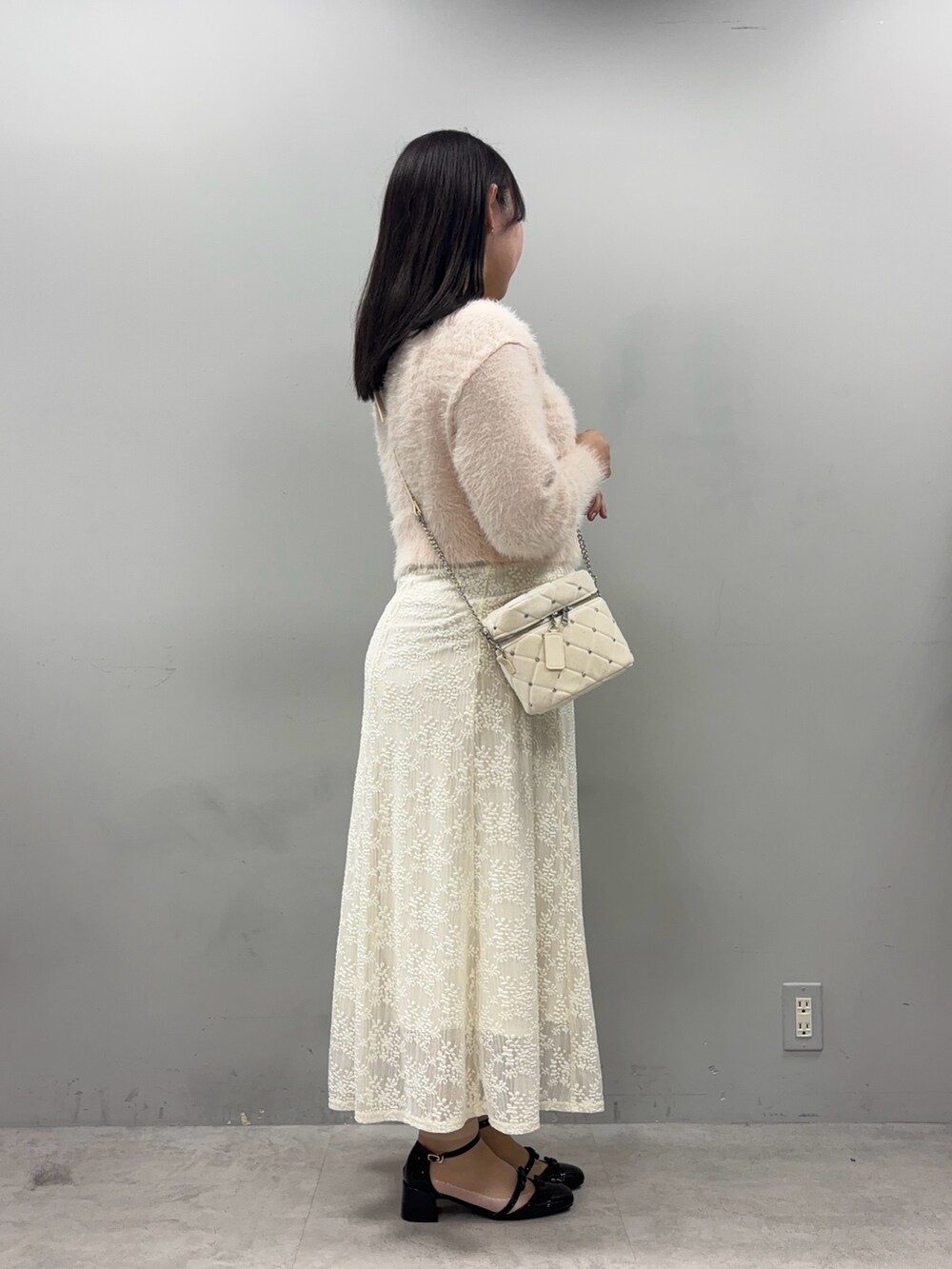 「秋っぽコーデ更新中」｜「one after another NICE CLAUPのゴールドボタンフェザーショートカーディガン（カーディガン/ボレロ、ピンク系）」を使った、るなさん（レディース・158cm）の秋コーディネートの4枚目の写真