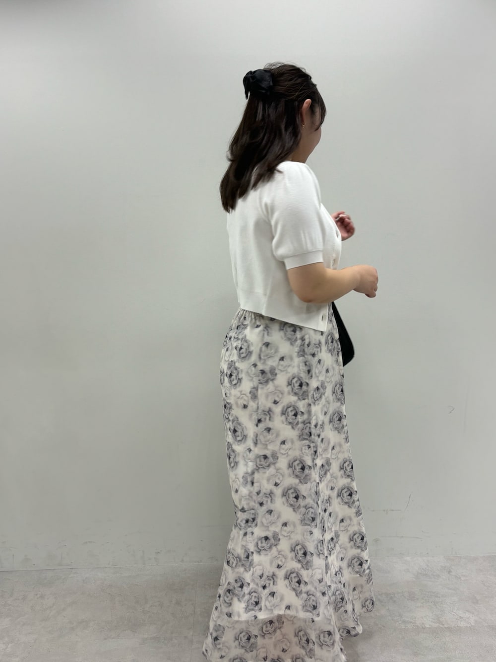 ホワイト系のワンピース、ブラック系のトートバッグ、ホワイト系のカーディガン/ボレロを着用したレディースの夏コーディネートの2枚目の写真