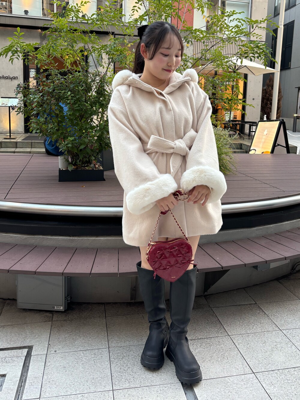 「クリスマスに着たい服、最近のいい感じコーデ、アウター」｜「one after another NICE CLAUPのフーディーミドルコート（その他アウター、ホワイト系）」を使った、るなさん（レディース・158cm）の冬コーディネートの2枚目の写真