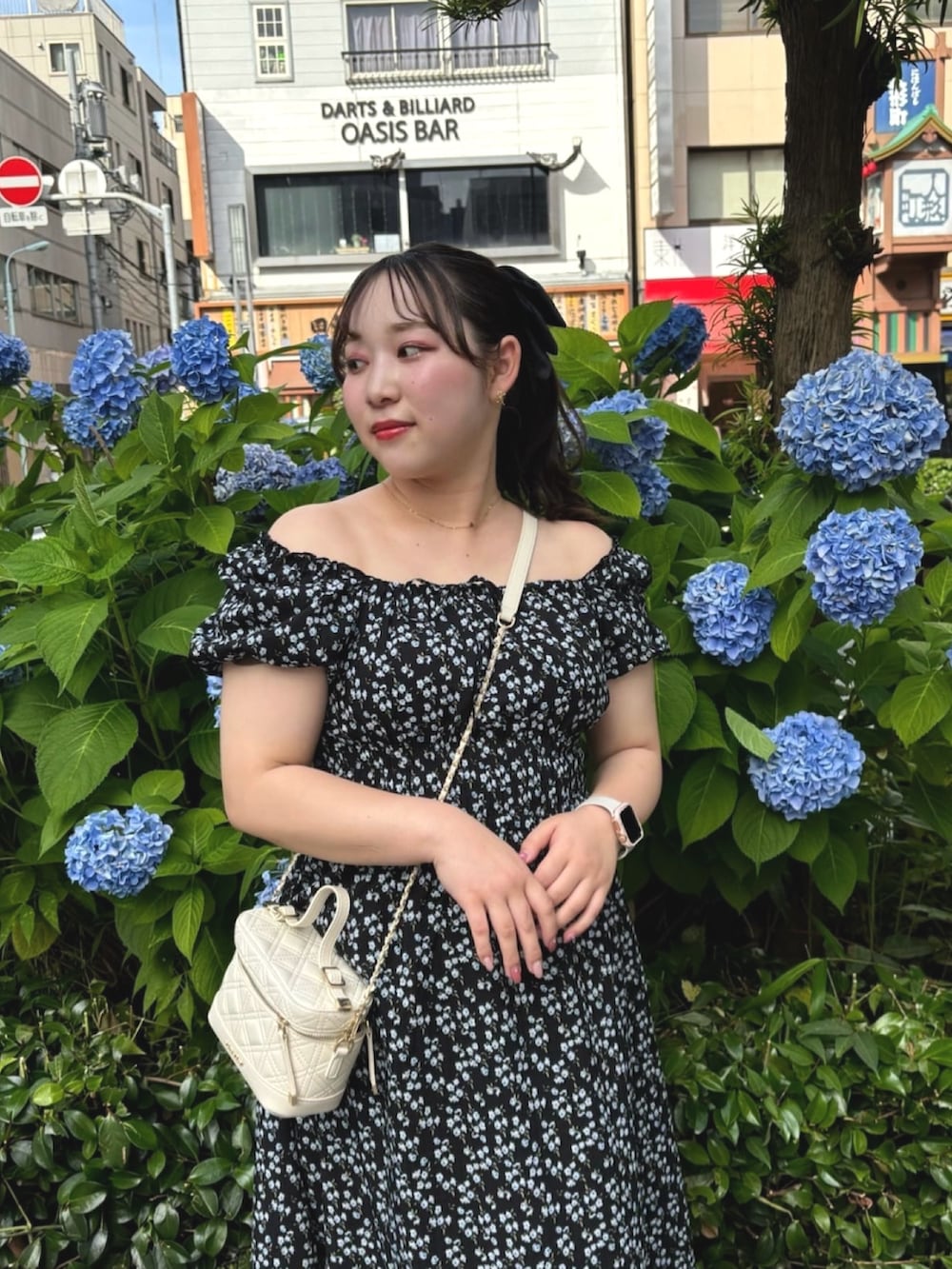 「サンダル、きれいめカジュアル、夏ファッション、おでかけコーデ、オトナカジュアル、大人女子、シンプルカジュアル、キレイめコーデ、今日のコーデ、お洒落さんとつながりたい、大人ファッション、大人かわいい、大人ガーリー、オトナ女子、きれいめコーディネート」｜「one after another NICE CLAUPのシャーリングパフスリーブワンピース/リバイバル【Ｓ/Ｍサイズ展開】【WEB限定商品】（ワンピース、ブラック系）」を使った、るなさん（レディース・158cm）の春コーディネートの3枚目の写真
