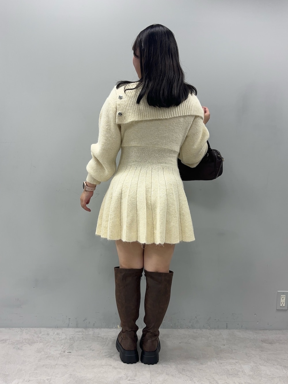 「秋っぽコーデ更新中」｜「one after another NICE CLAUPのオフショルプリーツニットワンピース（ワンピース、ホワイト系）」を使った、るなさん（レディース・158cm）の秋コーディネートの4枚目の写真