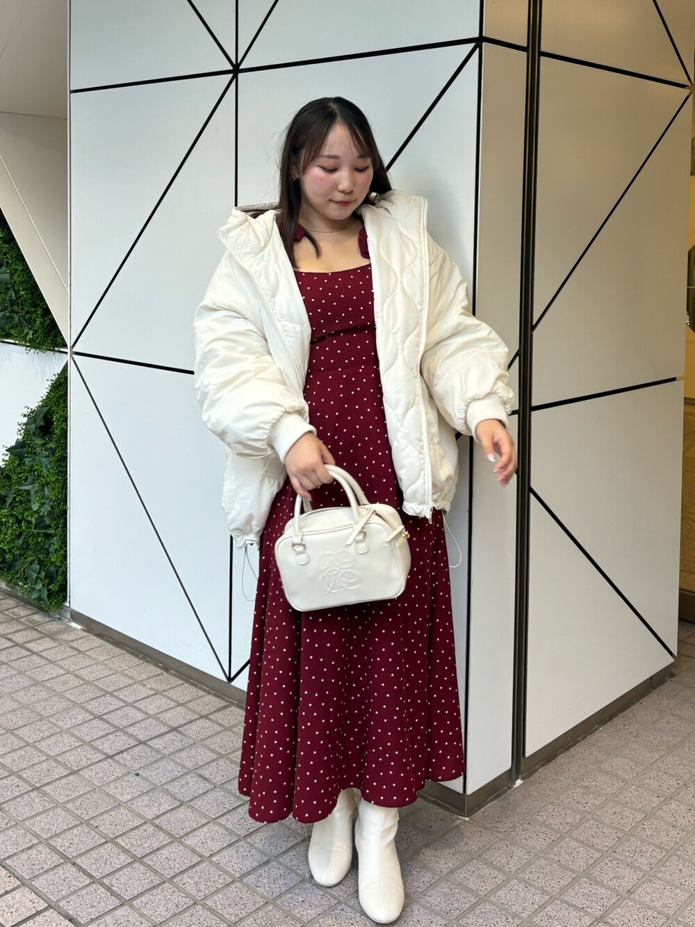 「休日スタイル」｜「one after another NICE CLAUPのモンスターパーカーオーバーサイズブルゾン（ブルゾン、ホワイト系）」を使った、るなさん（レディース・158cm）の秋コーディネートの2枚目の写真