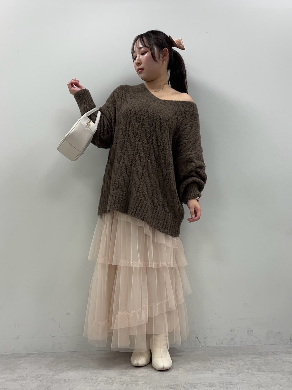 「ニット、おしゃ見えテクニック、秋コーデ」｜「one after another NICE CLAUPのチュールロングスカート（スカート、ベージュ系）」を使った、るなさん（レディース・158cm）の秋コーディネートの2枚目の写真