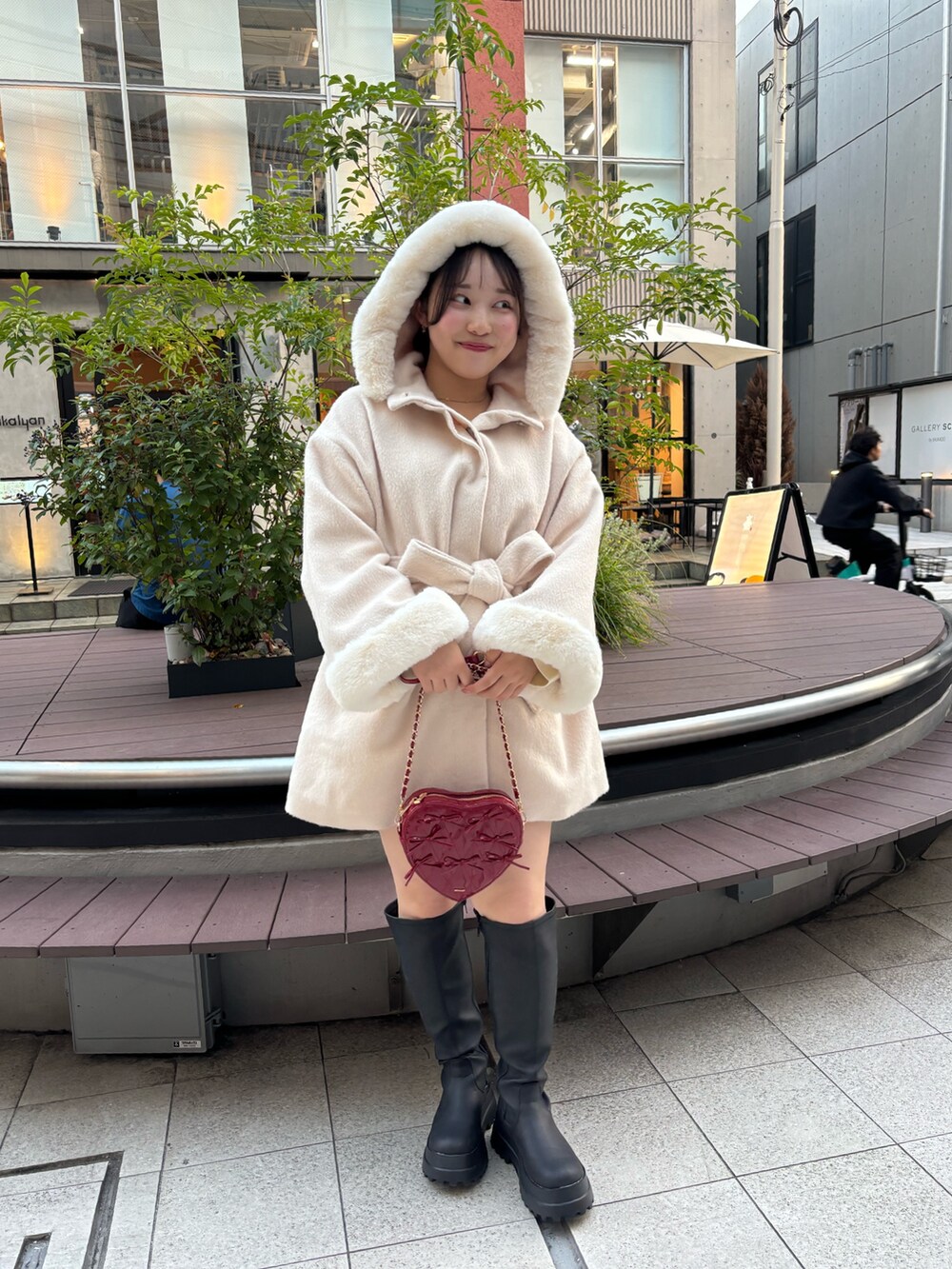 「クリスマスに着たい服、最近のいい感じコーデ、アウター」｜「one after another NICE CLAUPのフーディーミドルコート（その他アウター、ホワイト系）」を使った、るなさん（レディース・158cm）の冬コーディネートの3枚目の写真