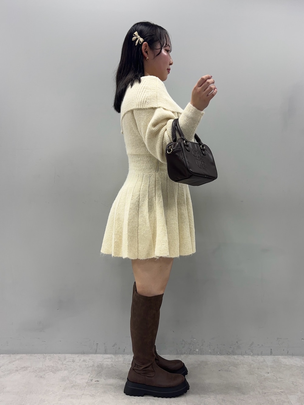 「秋っぽコーデ更新中」｜「one after another NICE CLAUPのオフショルプリーツニットワンピース（ワンピース、ホワイト系）」を使った、るなさん（レディース・158cm）の秋コーディネートの2枚目の写真