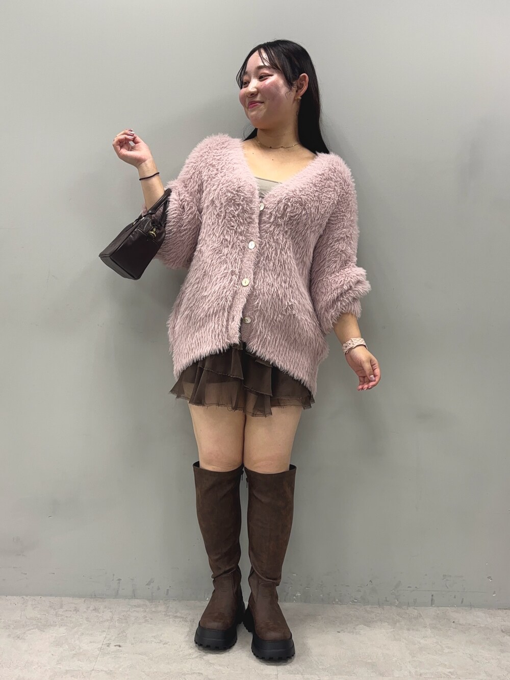 「秋コーデ、カーディガン、テーマパークコーデ」|「one after another NICE CLAUPのタンクソールロングブーツ(ブーツ、ブラウン系)」を使った、るなさん(レディース・158cm)の秋コーディネートの2枚目の写真