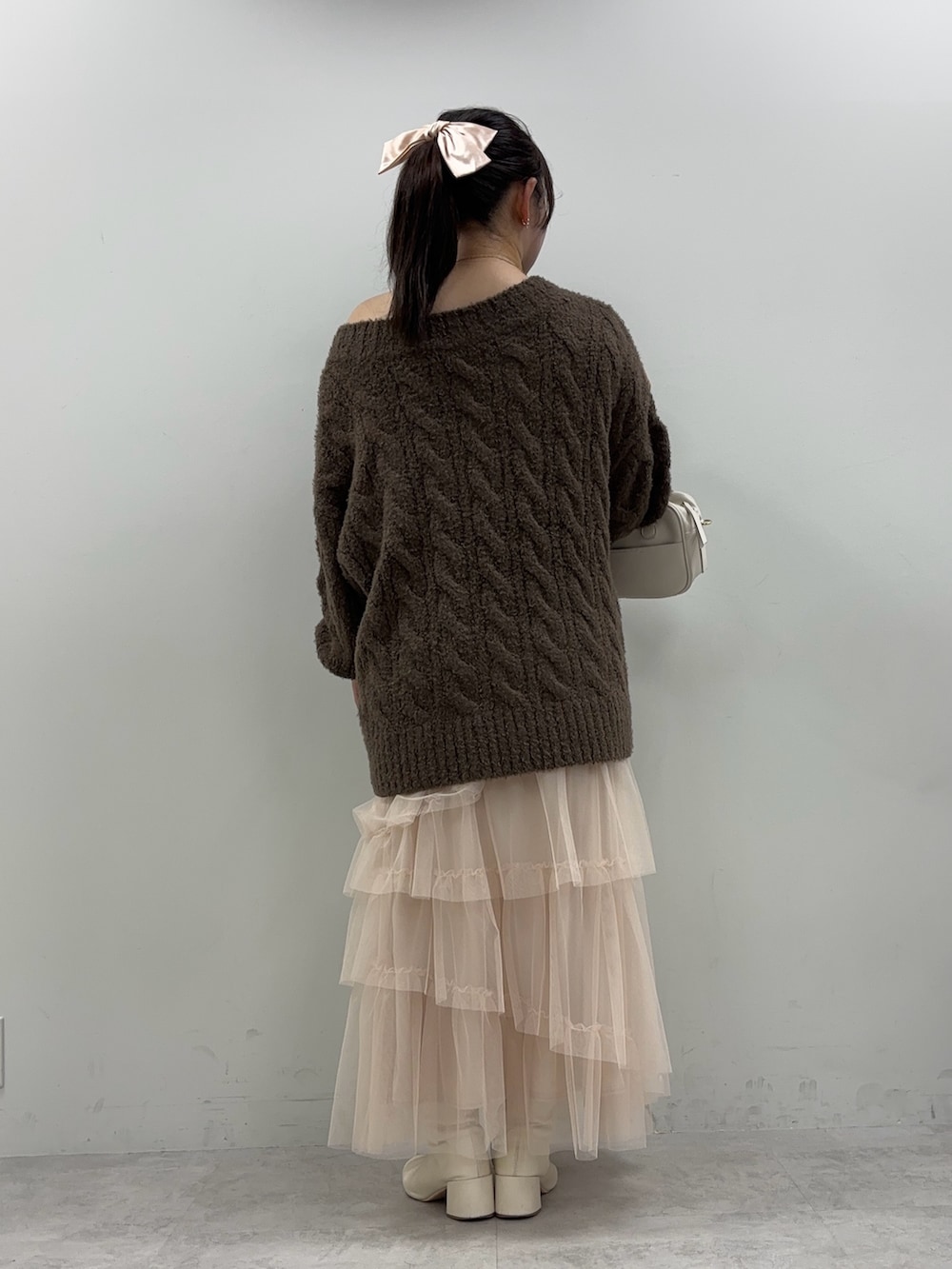 「ニット、おしゃ見えテクニック、秋コーデ」｜「one after another NICE CLAUPのチュールロングスカート（スカート、ベージュ系）」を使った、るなさん（レディース・158cm）の秋コーディネートの4枚目の写真