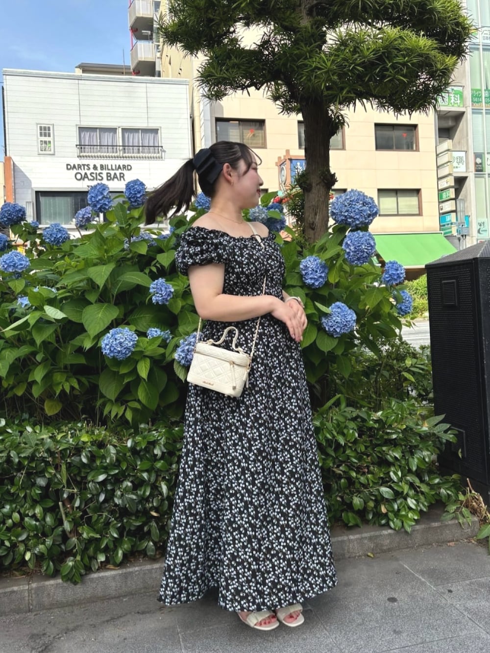「サンダル、きれいめカジュアル、夏ファッション、おでかけコーデ、オトナカジュアル、大人女子、シンプルカジュアル、キレイめコーデ、今日のコーデ、お洒落さんとつながりたい、大人ファッション、大人かわいい、大人ガーリー、オトナ女子、きれいめコーディネート」｜「one after another NICE CLAUPのシャーリングパフスリーブワンピース/リバイバル【Ｓ/Ｍサイズ展開】【WEB限定商品】（ワンピース、ブラック系）」を使った、るなさん（レディース・158cm）の春コーディネートの2枚目の写真