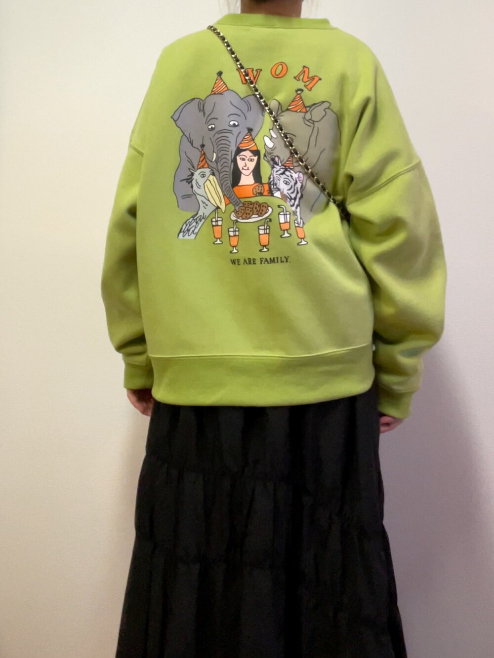 ブラック系のスカート、グリーン系のスウェットを着用したレディースの冬コーディネートの3枚目の写真