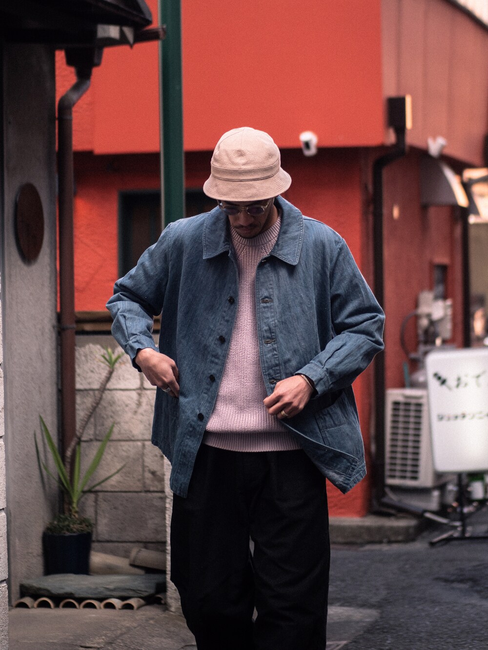 「春コーデ、大人カジュアル、30代コーデ、vintage、古着、古着コーデ、古着MIX、ユーロワーク、メガネ男子、デニム、デニムジャケット、春ニット、バケットハット、革靴、ローファー」｜「OUTILのアイテム（デニムジャケット、ブルー系）」を使った、tasuuuuuさん（メンズ・180cm）の冬コーディネートの2枚目の写真