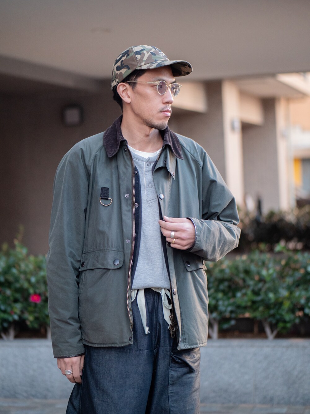 「シンプルコーデ、冬コーデ、barbour、バブアー、VINTAGE、vintage、ビンテージ、古着MIX、古着コーデ、古着、デニム、デニムパンツ、ワイドパンツ、スウェット」｜「Scyeのアイテム（キャップ、グリーン系）」を使った、tasuuuuuさん（メンズ・180cm）の冬コーディネートの2枚目の写真