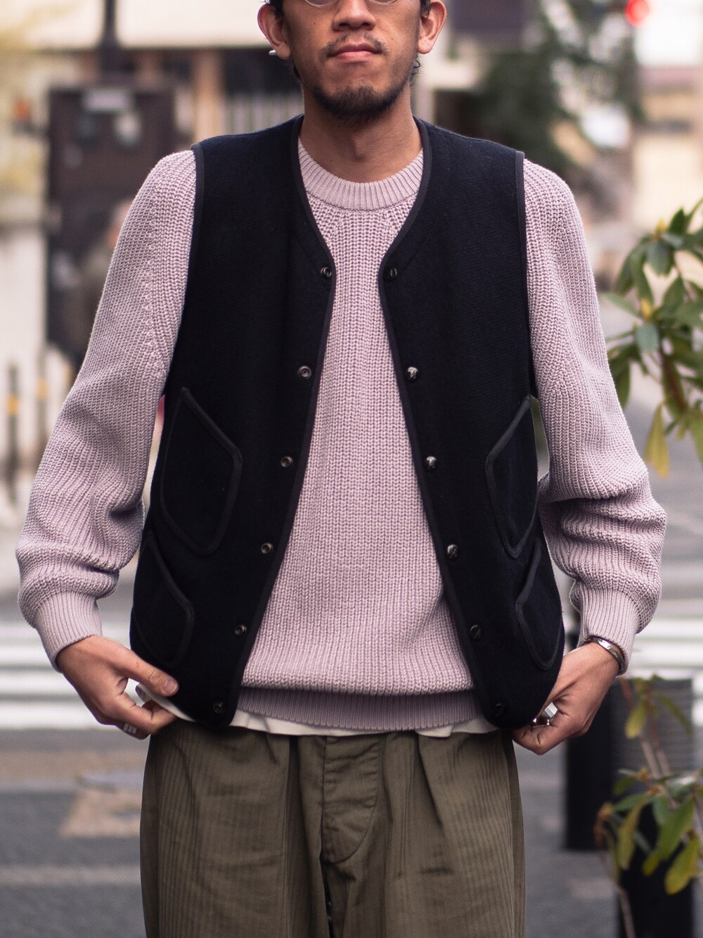「春コーデ、大人カジュアル、30代コーデ、vintage、古着、古着コーデ、古着MIX、メガネ男子、春ニット、ベスト、ミリタリーパンツ、革靴、ローファー」｜「BATONERのアイテム（ニット/セーター、パープル系）」を使った、tasuuuuuさん（メンズ・180cm）の冬コーディネートの2枚目の写真