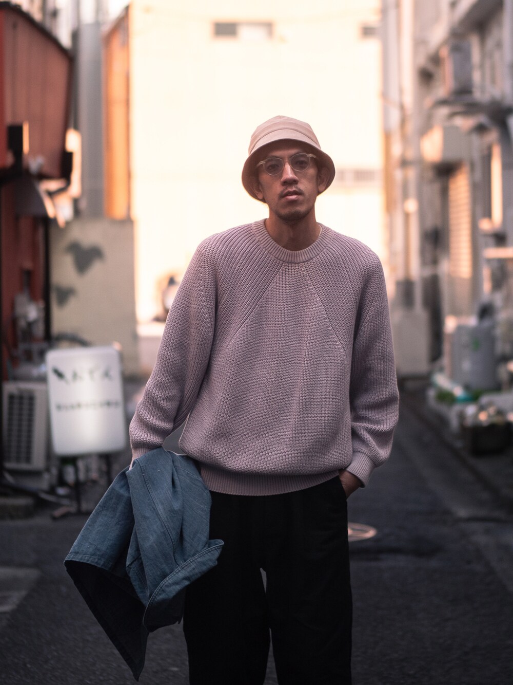 「春コーデ、大人カジュアル、30代コーデ、vintage、古着、古着コーデ、古着MIX、ユーロワーク、メガネ男子、デニム、デニムジャケット、春ニット、バケットハット、革靴、ローファー」｜「OUTILのアイテム（デニムジャケット、ブルー系）」を使った、tasuuuuuさん（メンズ・180cm）の冬コーディネートの3枚目の写真