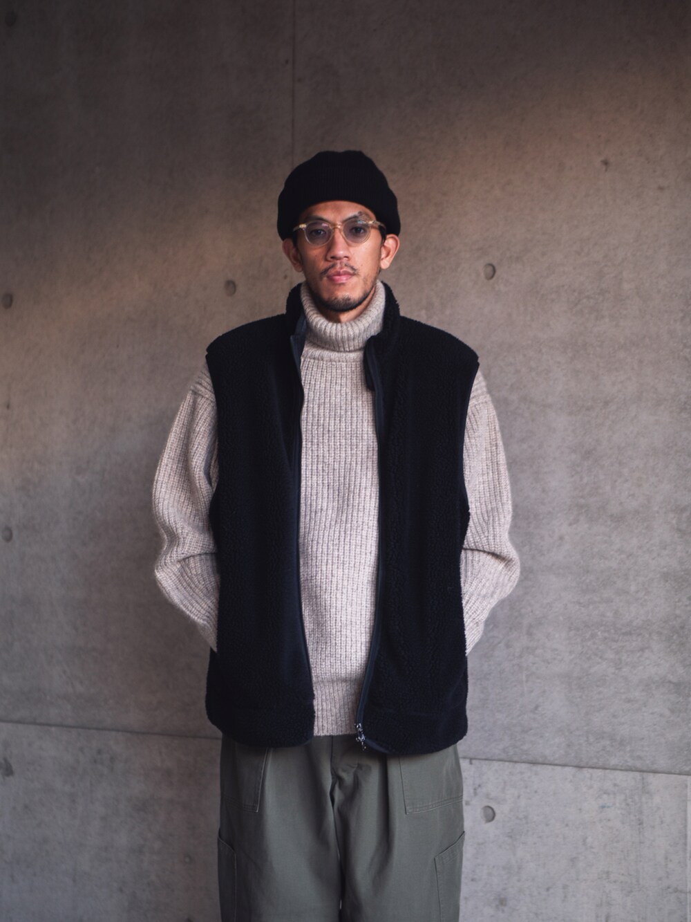 「冬コーデ、シンプルコーデ、冬を彩る色いろコーデ、vintage、VINTAGE、ヴィンテージ、ビンテージ、古着MIX、古着、古着コーデ、ミリタリー、ニット、フリース、軍パン、革靴」｜「yoko sakamotoのアイテム（キャップ、ブラック系）」を使った、tasuuuuuさん（メンズ・180cm）の冬コーディネートの2枚目の写真