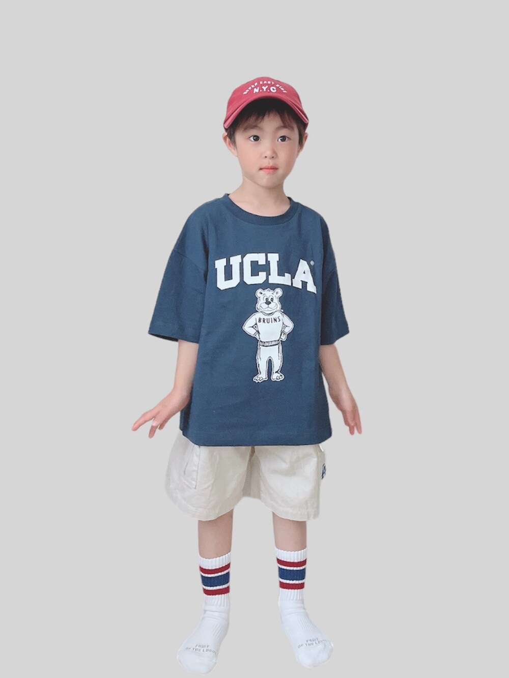 ブルー系のTシャツ/カットソー、ホワイト系のカーゴパンツ、レッド系のキャップを着用したキッズの夏コーディネートの3枚目の写真