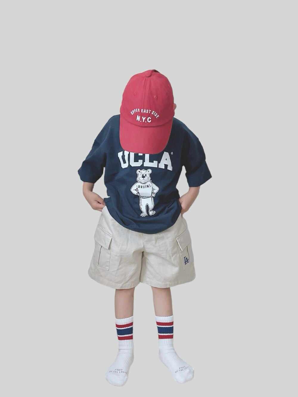 ブルー系のTシャツ/カットソー、ホワイト系のカーゴパンツ、レッド系のキャップを着用したキッズの夏コーディネートの2枚目の写真