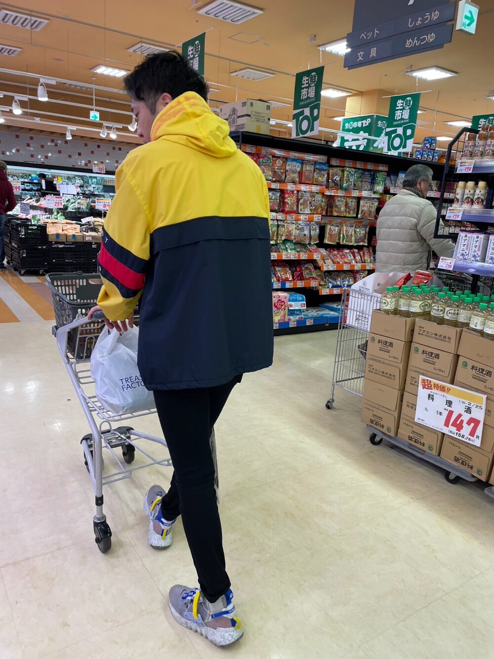 「GUのワンダーシェイプカラースキニーパンツ(股下76cm)（パンツ、ブラック系）」を使った、ぱやしだよさん（メンズ・175cm）の冬コーディネートの3枚目の写真
