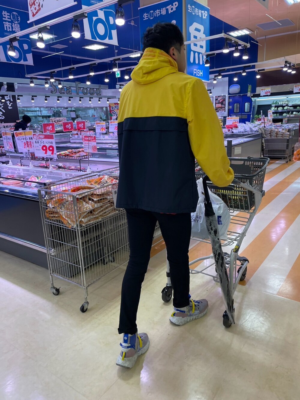 「GUのワンダーシェイプカラースキニーパンツ(股下76cm)（パンツ、ブラック系）」を使った、ぱやしだよさん（メンズ・175cm）の冬コーディネートの2枚目の写真
