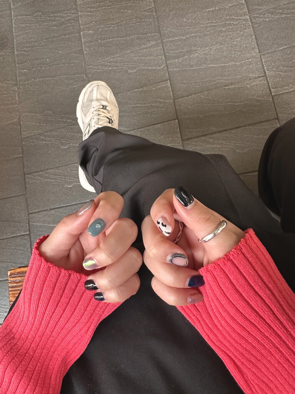 その他のニット/セーター、グレー系のスラックス、ブラック系のショルダーバッグを着用したレディースの春コーディネートの2枚目の写真