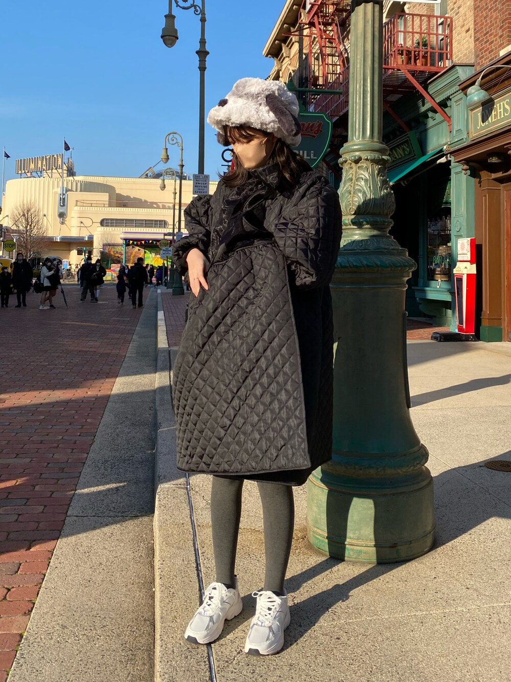 グリーン系のハンドバッグ、ブラック系のシャツ/ブラウス、グレー系のタイツ/ストッキングを着用したレディースの冬コーディネートの3枚目の写真