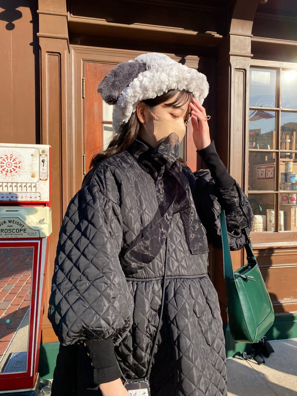 グリーン系のハンドバッグ、ブラック系のシャツ/ブラウス、グレー系のタイツ/ストッキングを着用したレディースの冬コーディネートの2枚目の写真