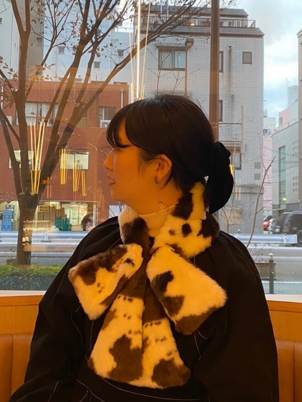 ホワイト系のダウンジャケット/コート、ブラック系のワンピース、ブラック系のブーツを着用したレディースの冬コーディネートの2枚目の写真