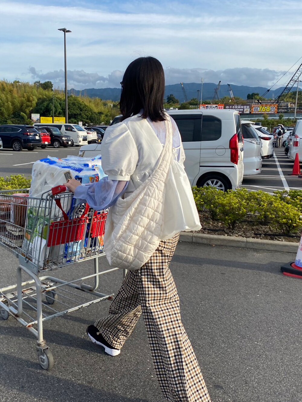 ブラウン系のその他パンツ、ホワイト系のショルダーバッグ、ブルー系のその他トップスを着用したレディースの秋コーディネートの2枚目の写真