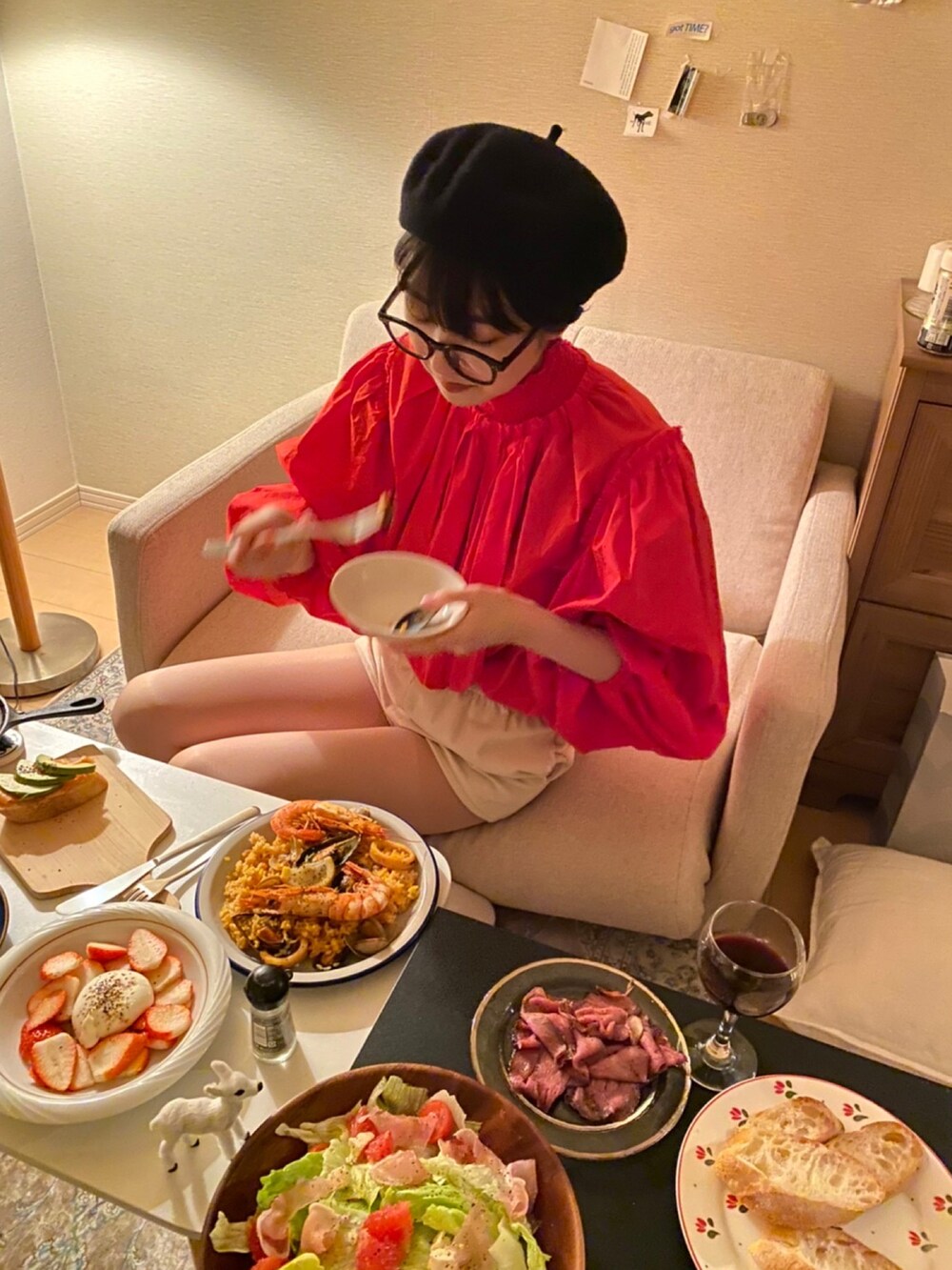 ベージュ系のその他パンツ、レッド系のシャツ/ブラウスを着用したレディースの冬コーディネートの2枚目の写真