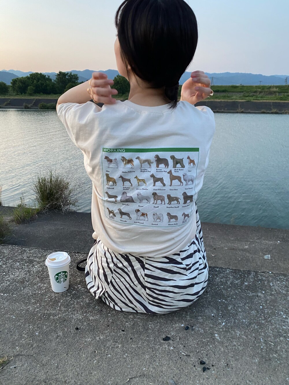 ベージュ系のTシャツ/カットソー、その他のスカートを着用したレディースの春コーディネートの3枚目の写真