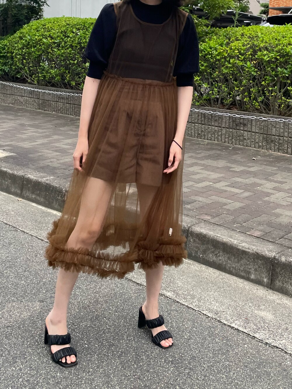 ブラウン系のワンピース、ブラウン系のその他パンツ、ブラック系のニット/セーターを着用したレディースの夏コーディネートの2枚目の写真