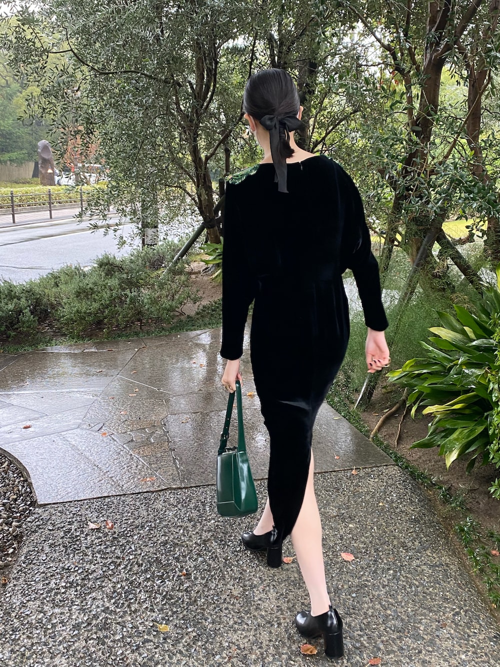 ブラック系のドレス、グリーン系のハンドバッグを着用したレディースの秋コーディネートの5枚目の写真