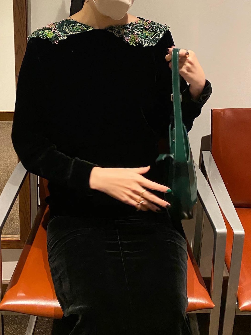 ブラック系のドレス、グリーン系のハンドバッグを着用したレディースの秋コーディネートの3枚目の写真