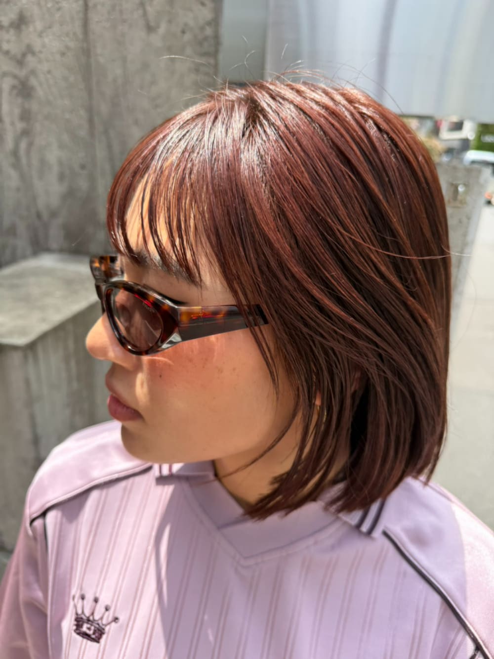 ブルー系のデニムパンツ、パープル系のTシャツ/カットソー、ブラウン系のサングラスを着用したメンズの夏コーディネートの2枚目の写真