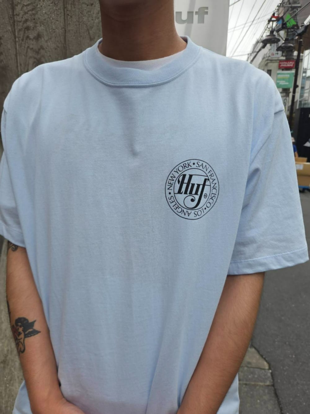 ブルー系のTシャツ/カットソーを着用したメンズの夏コーディネートの2枚目の写真