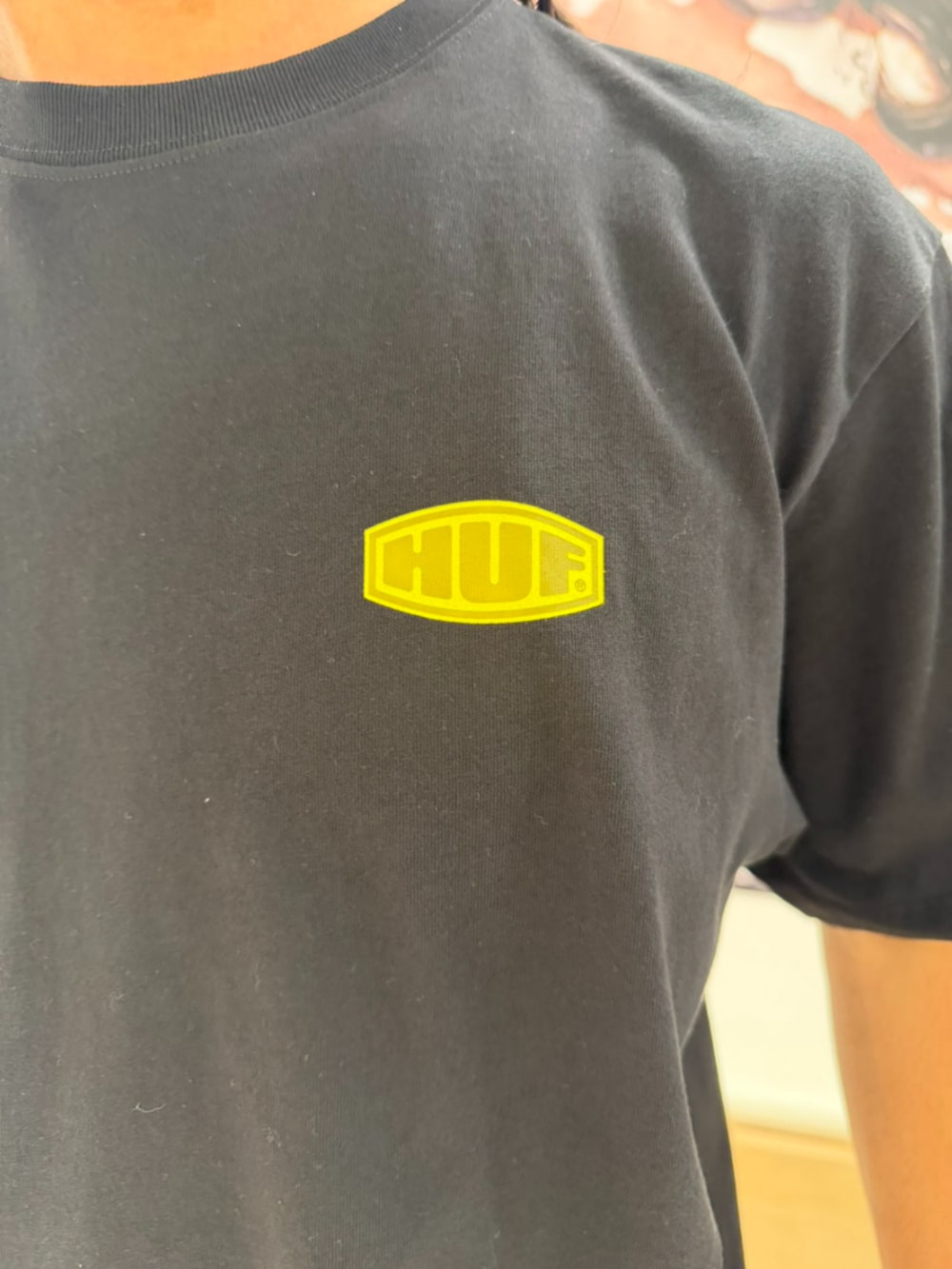 オレンジ系のスウェットパンツ、ブラック系のTシャツ/カットソーを着用したメンズの夏コーディネートの3枚目の写真