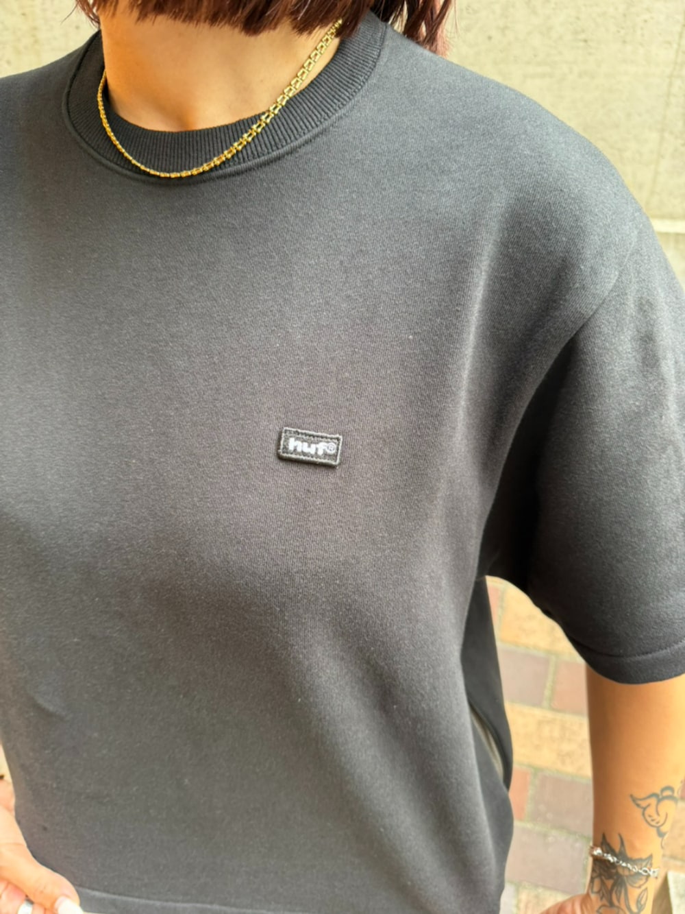 ホワイト系のTシャツ/カットソー、ブラック系のスウェットパンツ、ブラック系のスウェットを着用したレディースの夏コーディネートの3枚目の写真