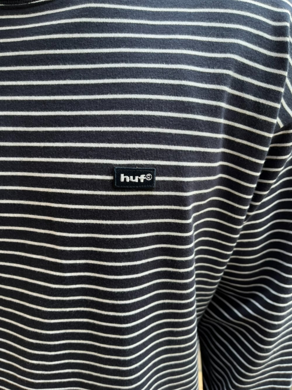 ブルー系のデニムパンツ、ブルー系のTシャツ/カットソーを着用したメンズの夏コーディネートの2枚目の写真