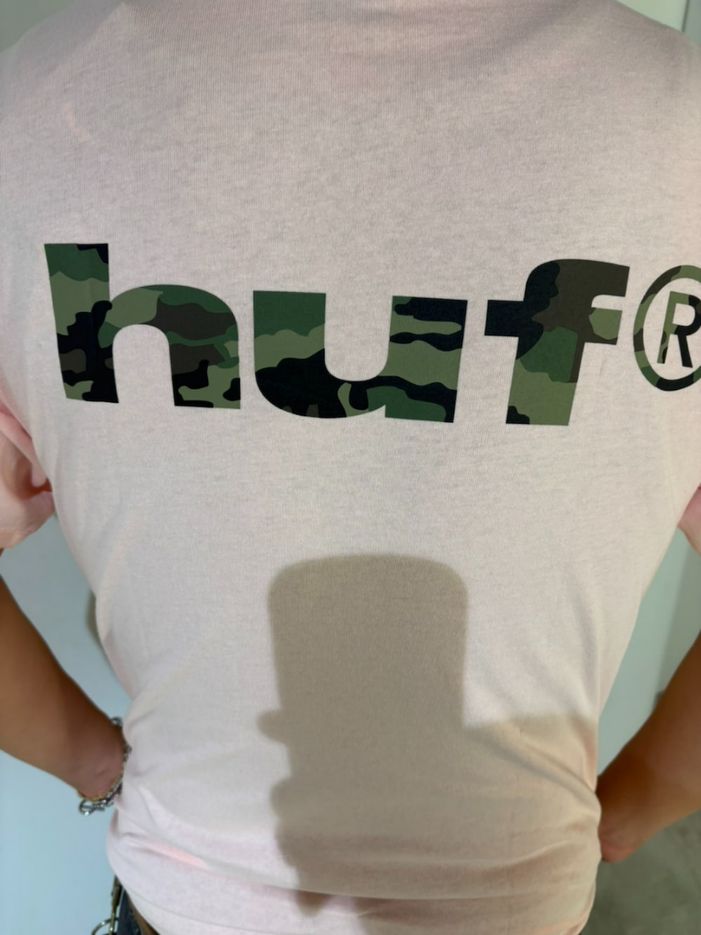 ブラック系のデニムパンツ、ピンク系のTシャツ/カットソーを着用したメンズの夏コーディネートの2枚目の写真