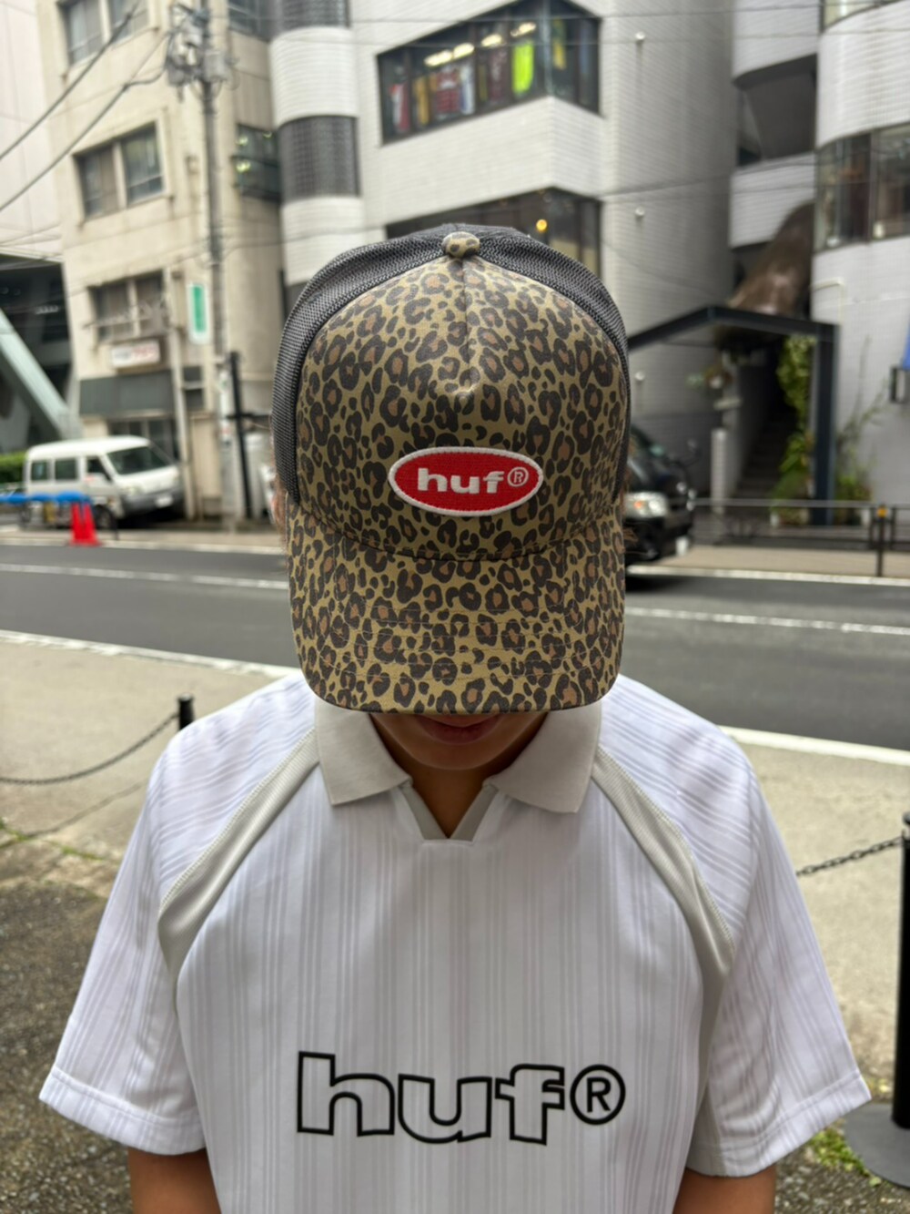 ホワイト系のTシャツ/カットソー、ホワイト系のデニムパンツ、その他のキャップを着用したメンズの夏コーディネートの2枚目の写真