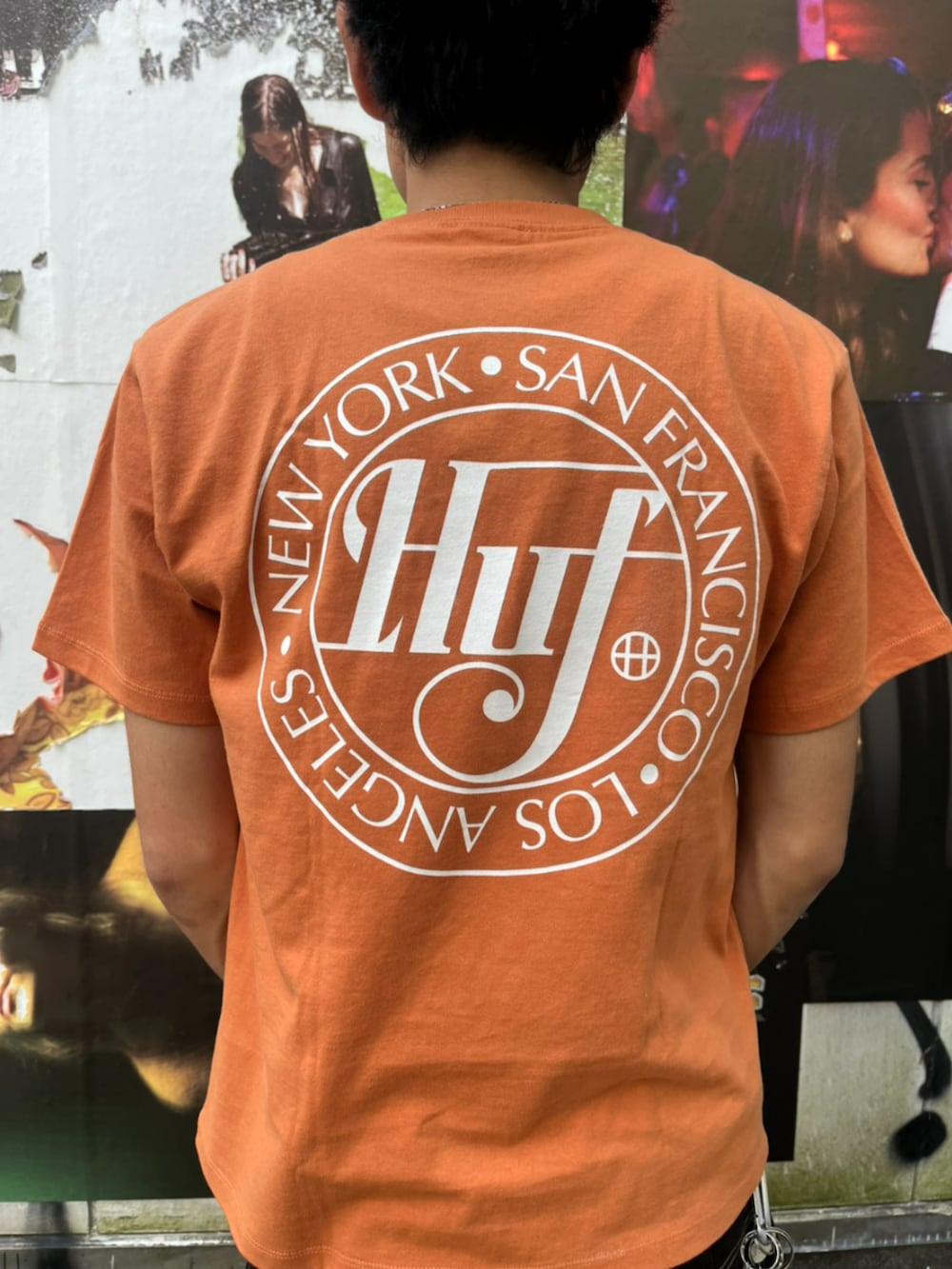 ブラック系のその他パンツ、ブラウン系のTシャツ/カットソーを着用したメンズの夏コーディネートの2枚目の写真
