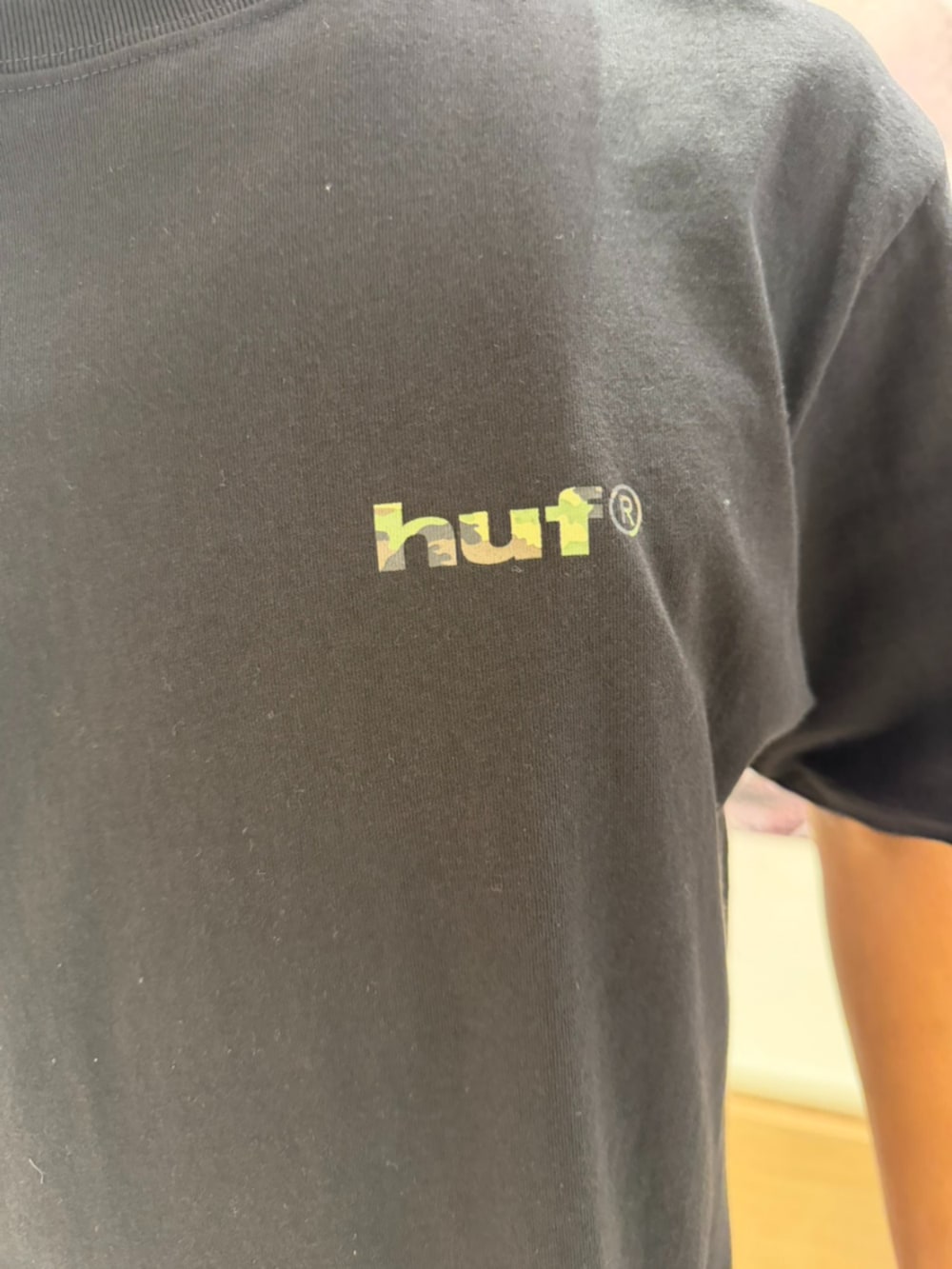 ブラウン系のデニムパンツ、ブラック系のTシャツ/カットソーを着用したメンズの夏コーディネートの3枚目の写真