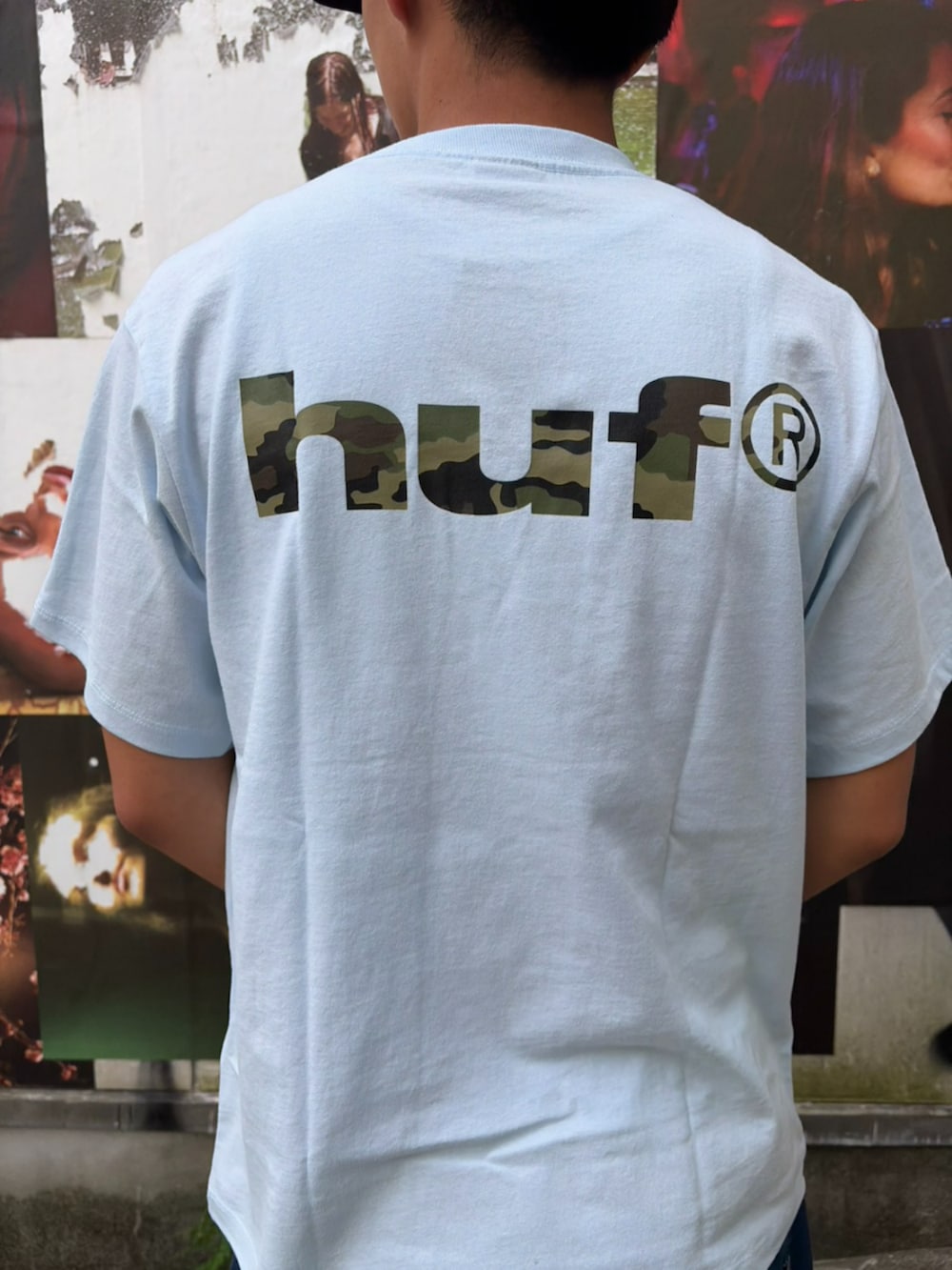 ホワイト系のTシャツ/カットソー、ブルー系のデニムパンツを着用したメンズの夏コーディネートの2枚目の写真