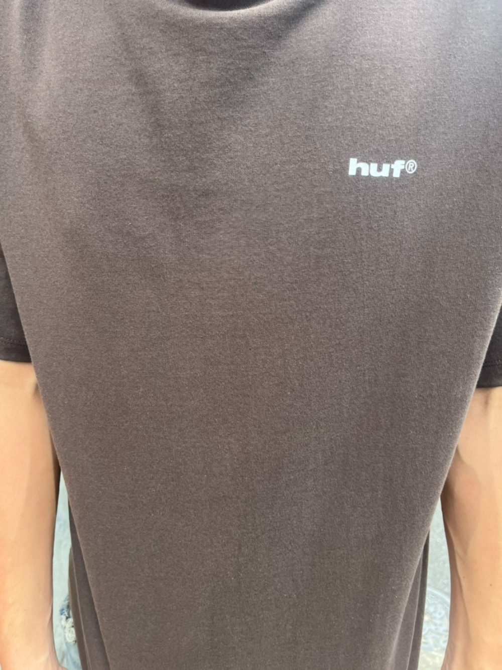 ブルー系のデニムパンツ、ブラウン系のTシャツ/カットソーを着用したメンズの夏コーディネートの3枚目の写真