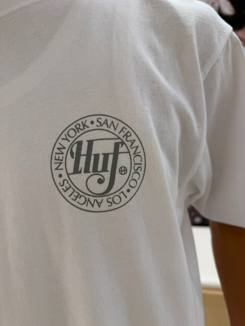 オレンジ系のスウェットパンツ、ホワイト系のTシャツ/カットソーを着用したメンズの夏コーディネートの3枚目の写真