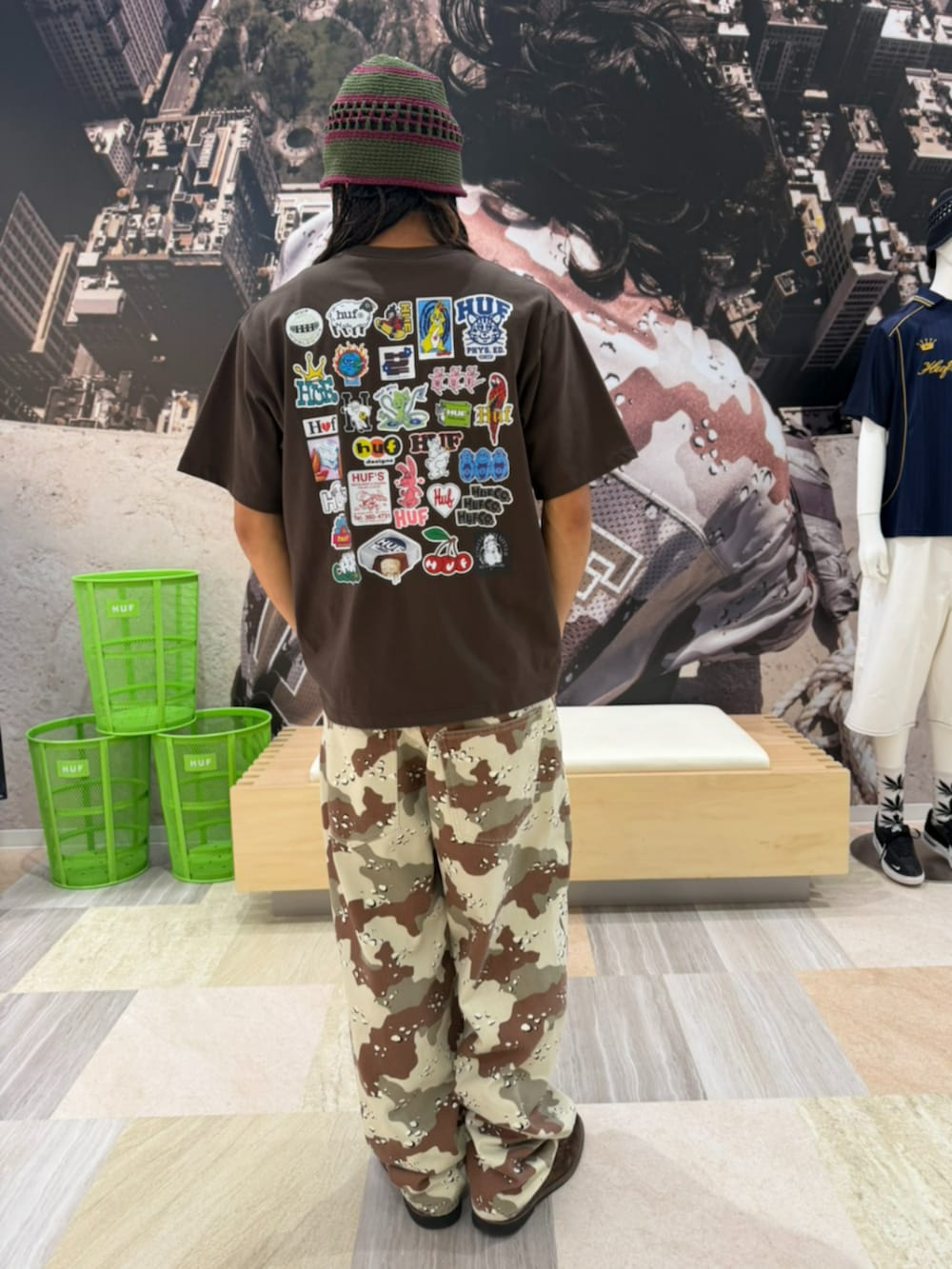 ブラウン系のデニムパンツ、ブラウン系のTシャツ/カットソーを着用したメンズの夏コーディネートの2枚目の写真