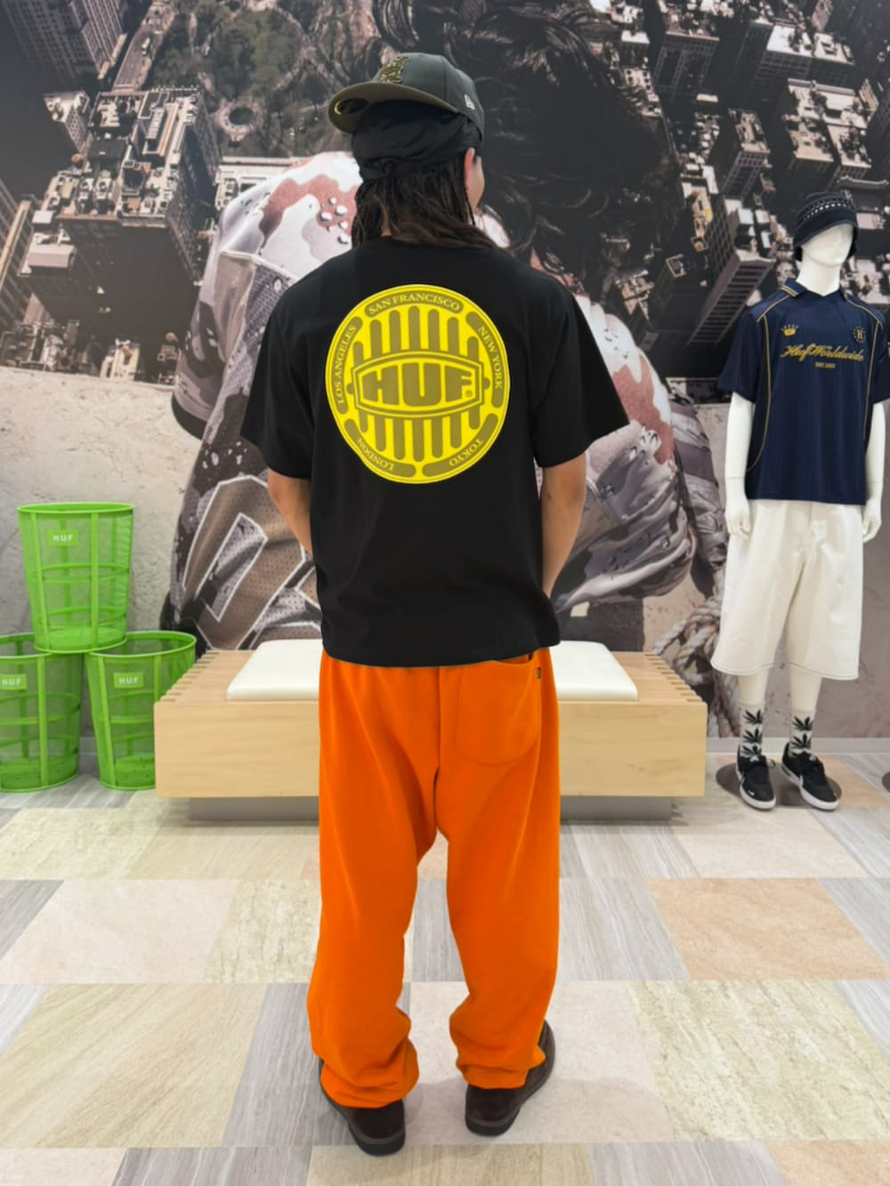 オレンジ系のスウェットパンツ、ブラック系のTシャツ/カットソーを着用したメンズの夏コーディネートの2枚目の写真